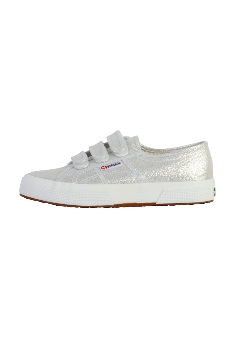 Srebrne sneakersy z brokatem, z dwiema rzepami, białą gumową podeszwą i teksturowanym wierzchem. Posiadają naszywkę z logo po boku.