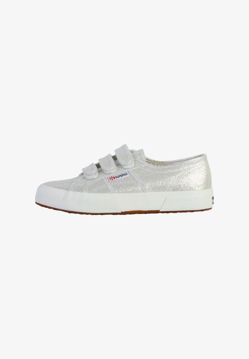 Srebrne sneakersy z brokatem, z dwiema rzepami, białą gumową podeszwą i teksturowanym wierzchem. Posiadają naszywkę z logo po boku.