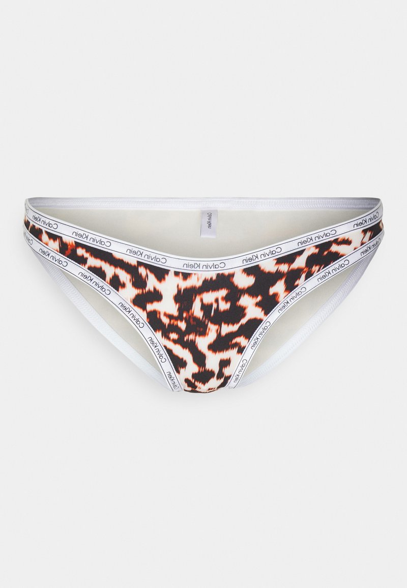 Fundo de bikini Calvin Klein com estampa de leopardo multicolorida em laranja e preto, com um cós elástico branco e detalhes do logo.