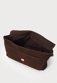 Braune Stofftasche mit strukturiertem Design, ausgestattet mit einem goldenen Druckknopfverschluss, Innenfächern und einer Fronttasche zur besseren Organisation.