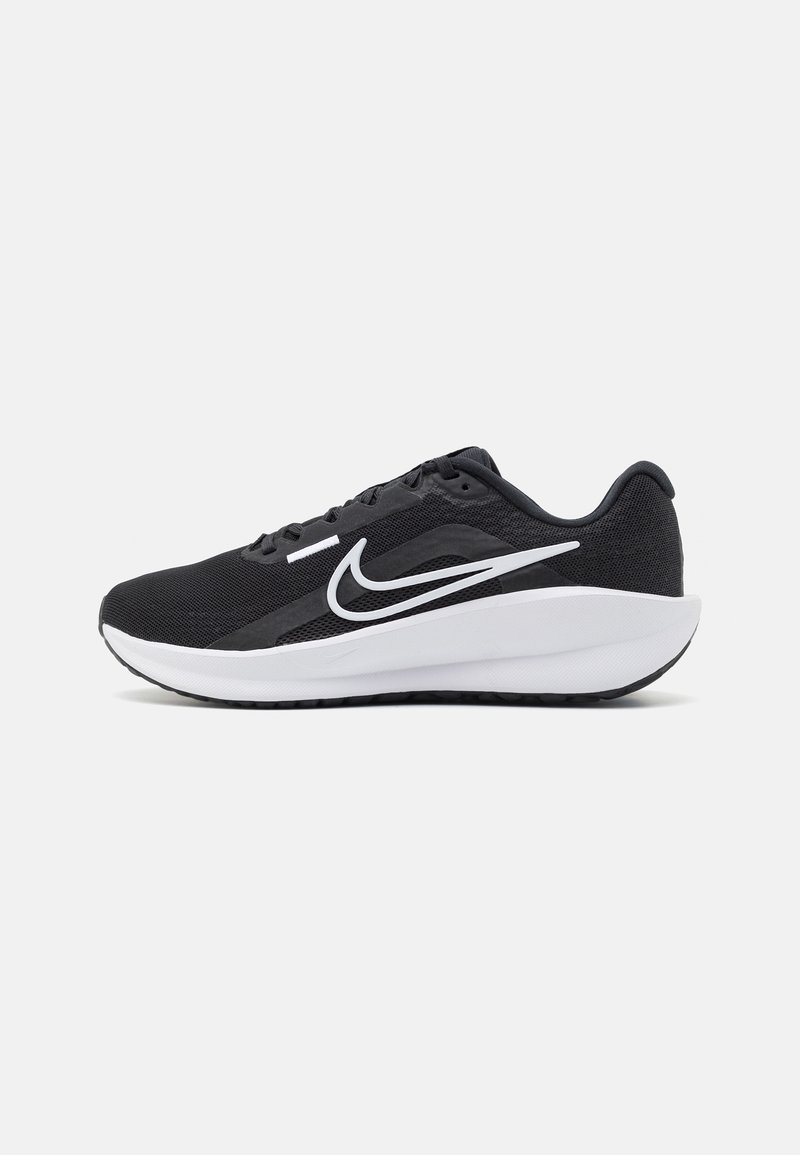 Schwarzer Sportschuh mit Mesh-Obermaterial, weißen Akzenten, gepolsterter Sohle und einem stromlinienförmigen Design. Bietet eine abgerundete Zehe und eine flache Außensohle.