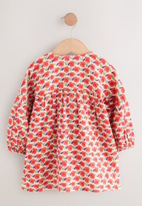 Multifarvet blomsterkjole med røde, lilla og grønne mønstre, lange puffede ærmer og et indsnævret taljedesign i letvægtstof.