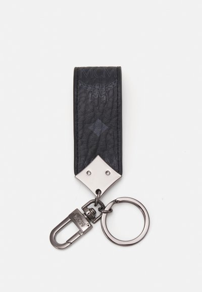 Chiepută din piele neagră cu o suprafață texturată, clips metalic și inel. Dispune de un logo gravat și un model în diamant pe brățară.