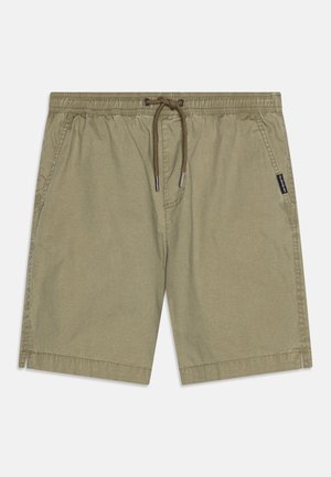 Khaki zielone krótkie spodenki casual z elastyczną talią, brązowym sznurkiem, bocznymi kieszeniami oraz małą czarną metką marki na prawej kieszeni.