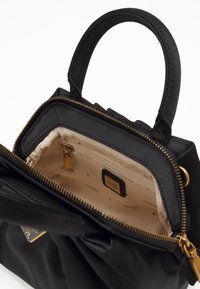 Guess TORI  SATCHEL - Käekott - schwarz