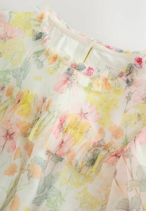 Cvetlična obleka iz lahkega, prosojnega blaga. Značilnosti vključujejo nabrano ovratnik in plastične detajle z naborki. Pisane pastelne rože na belem ozadju.