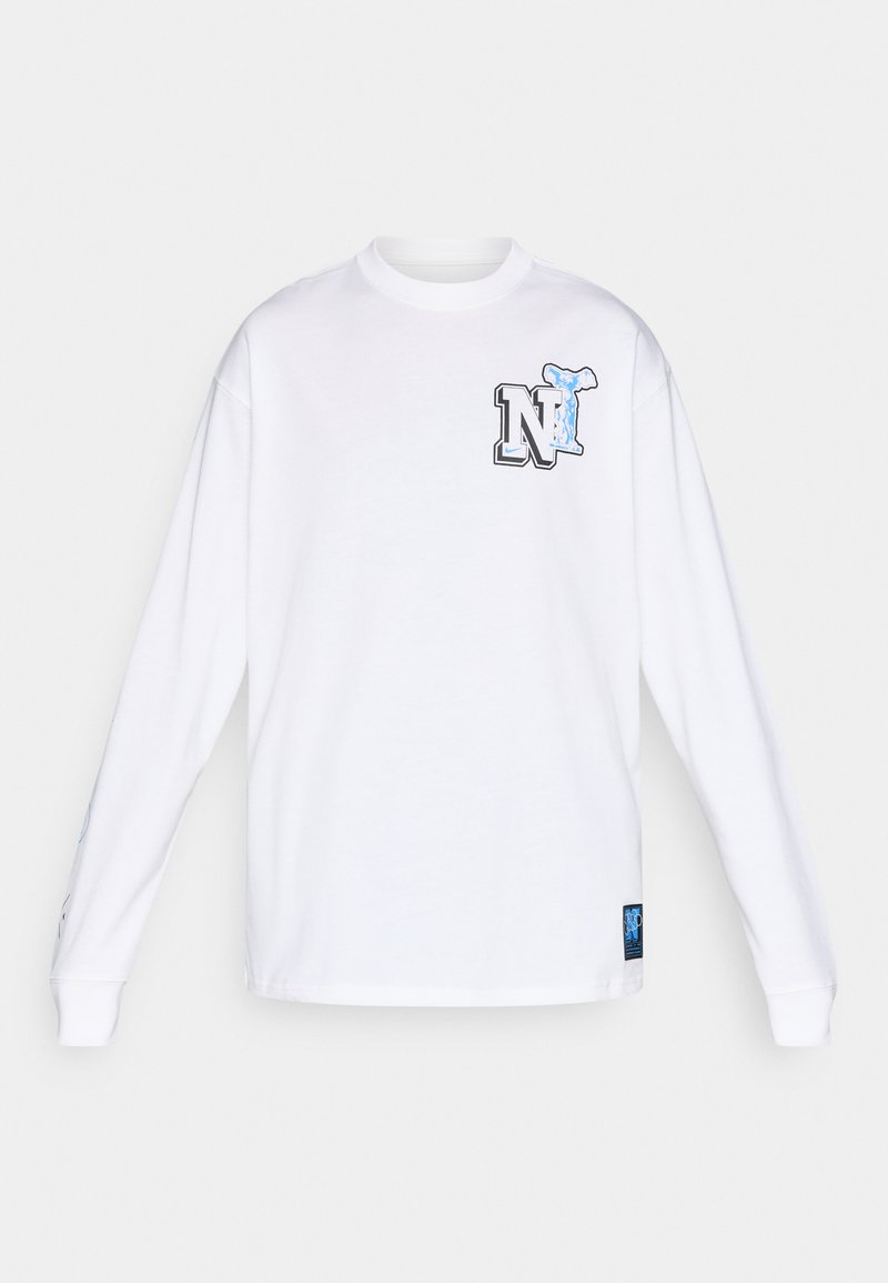 T-shirt blanc à manches longues en coton, avec un col rond, présentant un design de logo en bleu et noir sur la poitrine et la manche.