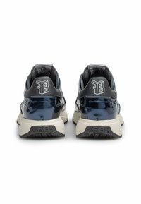 Sneakers in pelle verniciata blu navy con dettagli neri, dotati di una suola testurizzata, di una sottopiede bianca a contrasto e di un logo sul tallone.