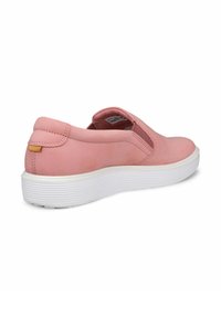 Scarpa slip-on rosa con texture liscia, punta arrotondata e pannelli elastici laterali. La suola in gomma bianca presenta un design a coste e un piccolo accento.