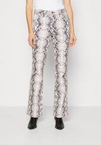 Pantalones acampanados con un diseño de estampado de serpiente en beige y gris, fabricados en un tejido suave. Presentan una cintura estándar y bolsillos frontales.