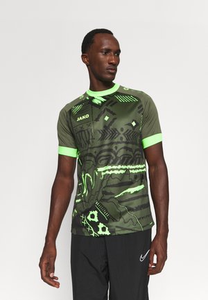 Kurzärmliges olivgrünes Sporthemd mit schwarzen abstrakten Mustern und leuchtend grünen Akzenten, mit Rundhalsausschnitt und Logodetail.