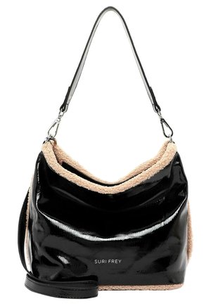 Sac à bandoulière en cuir verni noir avec bordure en shearling beige et bretelles réglables, marqué "Suri Frey" à l'avant.