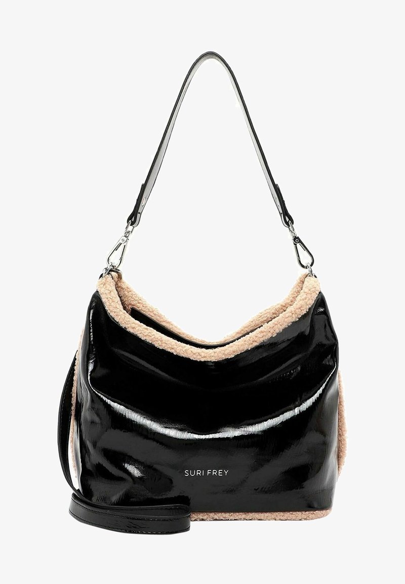 Sac à bandoulière en cuir verni noir avec bordure en shearling beige et bretelles réglables, marqué "Suri Frey" à l'avant.