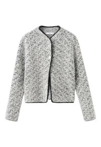 Sivi i bijeli teksturirani kardigan sa blago skraćenim krojem, okruglim izrezom i crnim rubom, s jednim gumbom za zatvaranje.