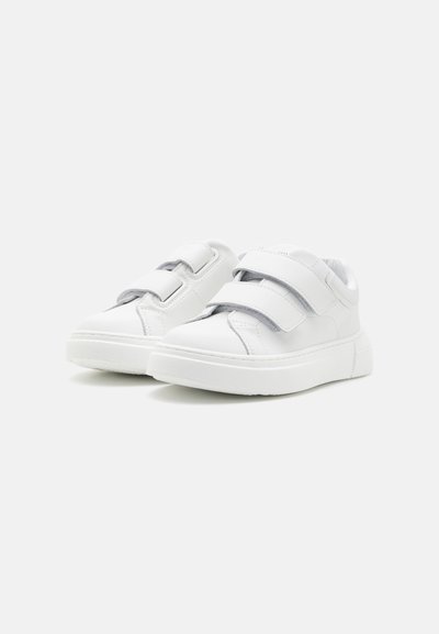 Hvite joggesko med en glatt lærtekstur, med to justerbare borrelåsremmer og en lavprofil gummisåle. Minimalistisk design.
