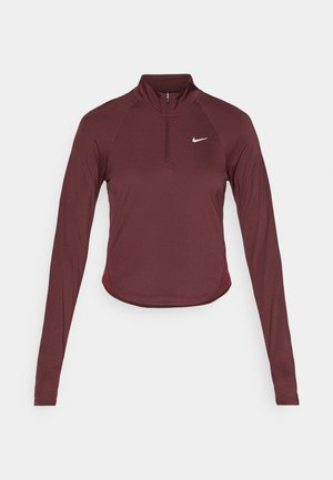 Langermet, bordeaux athletic topp med halv glidelås krage, med et Nike-logo på brystet og en tettsittende design som smalner inn ved midjen.