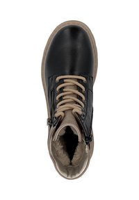 Czarne skórzane botki za kostkę z beżowymi sznurowadłami i zasuwanym zamkiem z boku. Posiadają miękką podszewkę oraz teksturowany, okrągły czubek. Podeszwa o bieżniku.