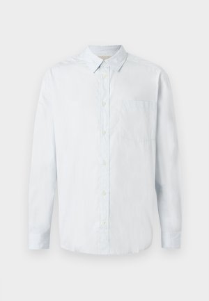 Chemise à manches longues bleu clair avec col pointu et poche poitrine, présentée à plat sur un fond blanc.