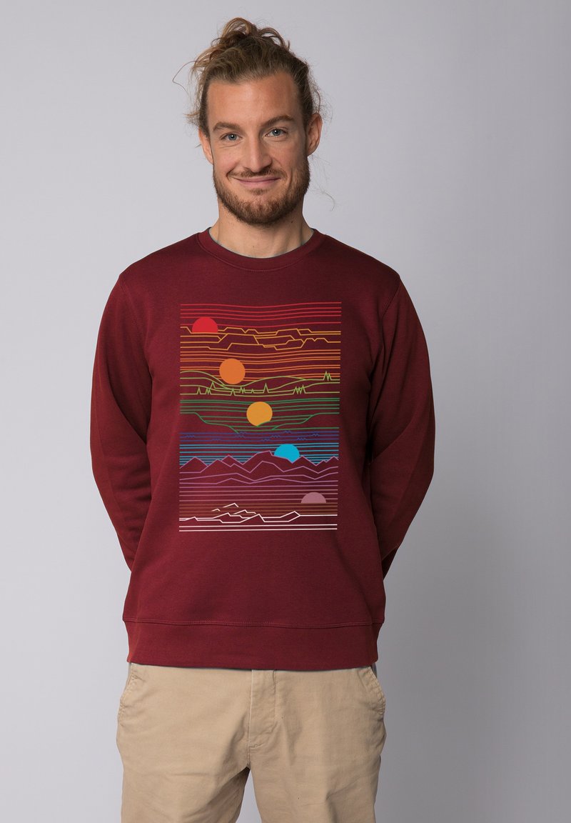 Weinrot sweatshirt mit einem bunten Grafikdesign, das horizontale Linien, Sonnen und Bergsilhouetten zeigt. Hergestellt aus weichem Baumwoll-Mischgewebe.