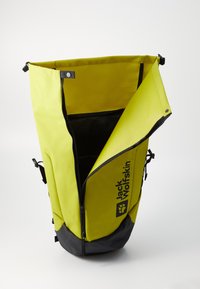 Gele waterdichte rugzak met een zwarte onderkant, ritsopening en verstelbare zijbanden. Voorzien van logo-opdruk aan de zijkant.