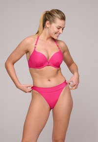 Set di bikini rosa a costine con top imbottito, spalline regolabili e chiusura a gancio, e slip a vita alta con finitura liscia.