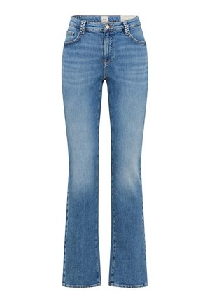 Jean en denim bleu clair avec passants de ceinture tressés, fermeture avant par bouton et glissière, et jambes légèrement évasées.