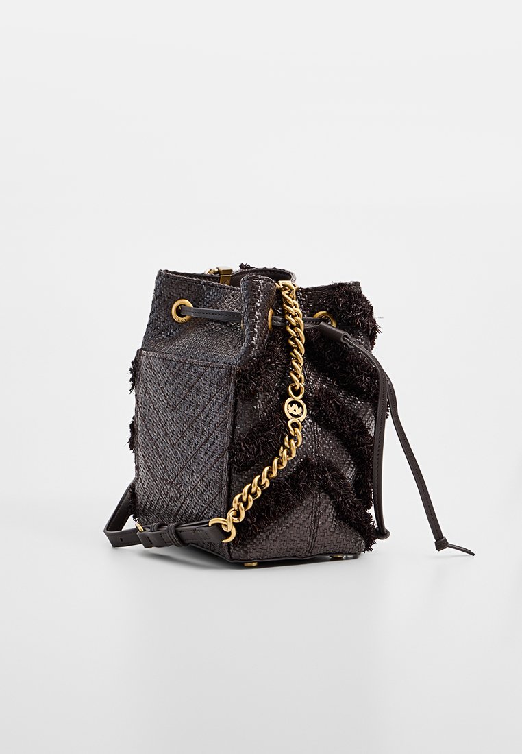 Czarna teksturowana torebka wiadrówka z złotym łańcuszkiem, z zapięciem na sznurek i akcentami w chevronowym wzorze z puszystego materiału na białym tle.