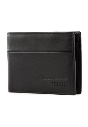 Cartera de cuero negro con un diseño delgado, costuras visibles, logotipo en relieve y ranuras para tarjetas en la parte delantera y trasera. Textura suave.