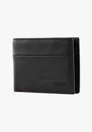 Cartera de cuero negro con un diseño delgado, costuras visibles, logotipo en relieve y ranuras para tarjetas en la parte delantera y trasera. Textura suave.