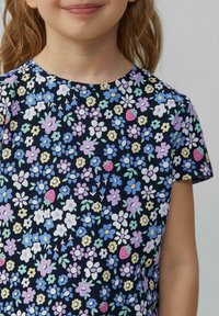Marineblauw shirt met korte mouwen, versierd met een bloemmotief van roze en blauwe bloemen en aardbeien, gemaakt van lichte katoenen stof.