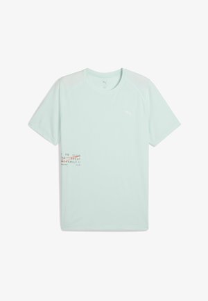 Šviesiai mėtų žalios spalvos trumpomis rankovėmis marškinėliai, pagaminti iš kvėpuojančios medžiagos, su tekstūruota tinkline dalimi pečių srityje ir subtiliu logotipo akcentu priekyje.