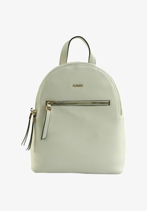 Mochila de cuero blanco con bolsillo con cremallera dorada, tiradores de cuero a juego y asa superior.