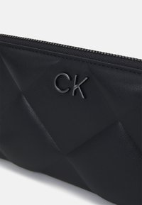 Calvin Klein LOCK QUILT WALLET - Piniginė - black