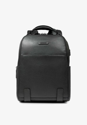 Mochila de cuero negro con textura lisa, forma rectangular, asa superior, correas ajustables y diseño minimalista. Incluye bolsillos laterales.