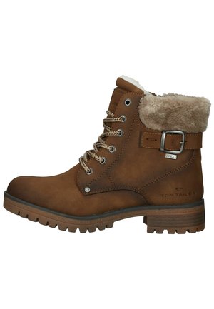 Bottine en cuir marron avec un col en fourrure, un système de laçage, un accent de boucle en métal et une semelle en caoutchouc texturé.