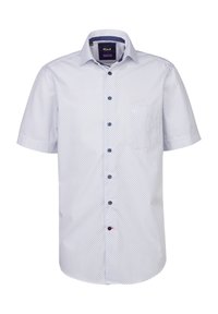 Camicia a maniche corte bianca con un motivo geometrico blu, chiusura con bottoni sul davanti, tasca sul petto e dettagli blu a contrasto sul colletto e sui bottoni.