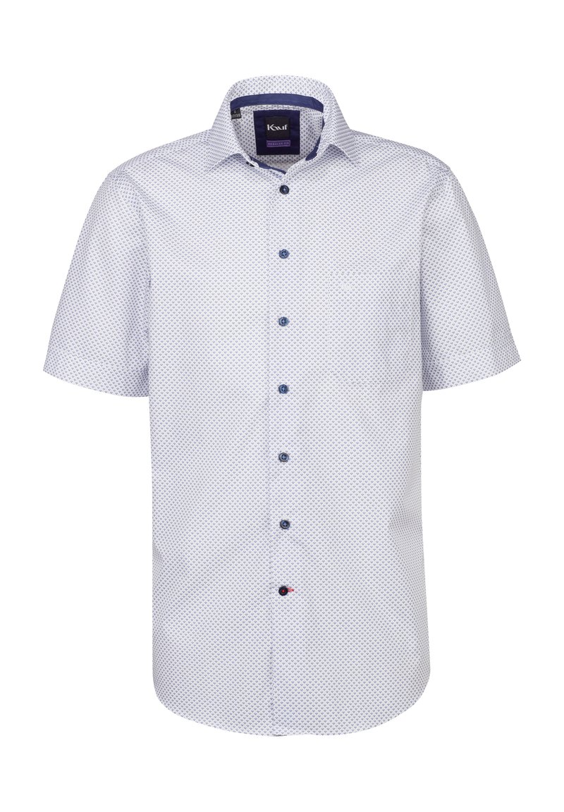 Camicia a maniche corte bianca con un motivo geometrico blu, chiusura con bottoni sul davanti, tasca sul petto e dettagli blu a contrasto sul colletto e sui bottoni.