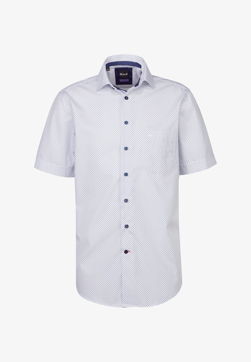 Camicia a maniche corte bianca con un motivo geometrico blu, chiusura con bottoni sul davanti, tasca sul petto e dettagli blu a contrasto sul colletto e sui bottoni.
