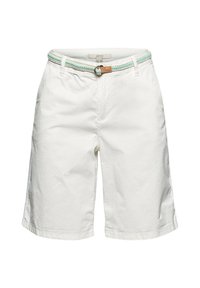 Shorts en coton blanc longueur au genou avec une ceinture tressée bleu clair et blanc et une boucle à anneau métallique.