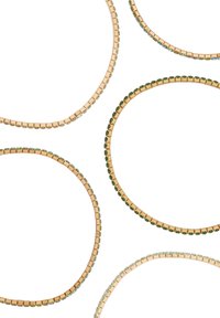 Collane in tono dorato con maglie quadrate e perline verdi e iridescenti alternate, che mostrano una finitura metallica liscia e una forma uniforme.