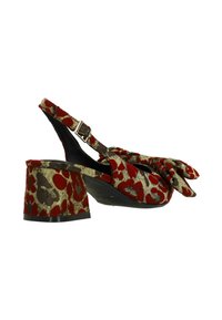 Slingback schoen met blokhak in een rood en bruin bloemenpatroon, met een gespsluiting en knoopdetail van stof op de teen.