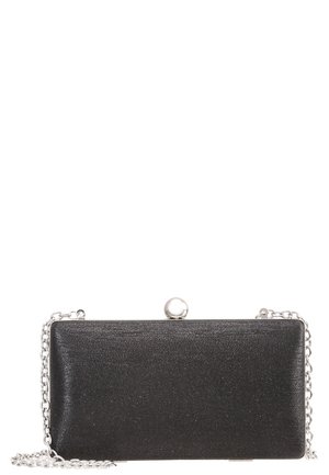 Czarna prostokątna kopertówka z srebrnym łańcuszkiem na ramię i okrągłym srebrnym zapięciem na górze, przedstawiona na białym tle.