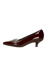 Pump in pelle verniciata bordeaux con punta affusolata, tacco kitten basso e fascia decorativa a triplo strato con dettagli squadrati sulla parte superiore.