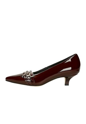 Escarpin en cuir verni bordeaux avec un bout pointu, un petit talon kitten, et une bride décorative triple avec des accents carrés sur la tige.