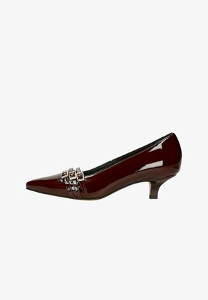 Escarpin en cuir verni bordeaux avec un bout pointu, un petit talon kitten, et une bride décorative triple avec des accents carrés sur la tige.