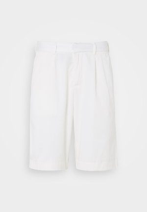 Shorts en coton blanc dotés d'une coupe droite, de plis sur le devant et d'une taille standard. Le tissu présente une texture lisse et un design épuré.