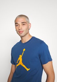 Jordan JUMPMAN SS CREW - T-shirt estampada - french blue/taxi