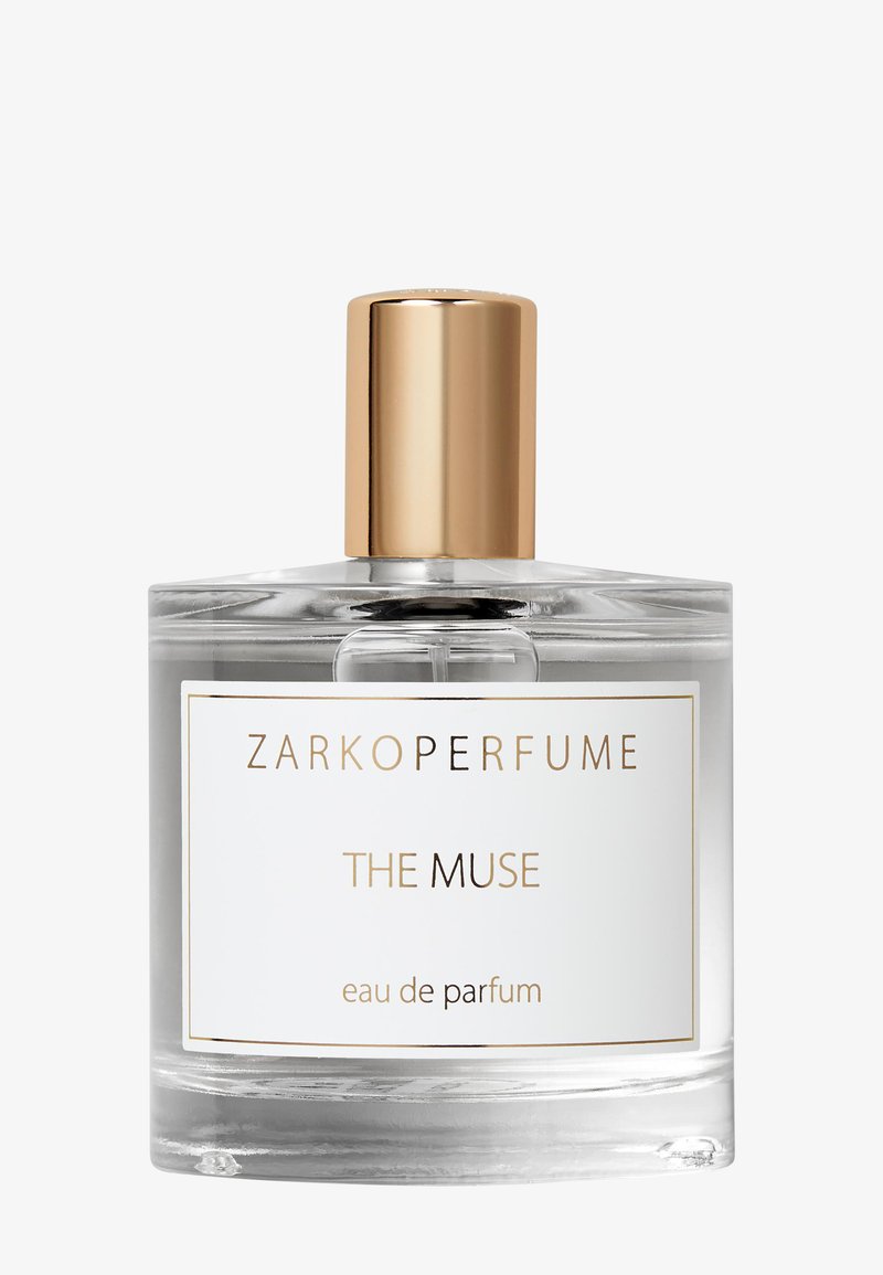 Klares Glas-Parfümfläschchen mit goldener Kappe, beschriftet mit Zarko Perfume The Muse Eau de Parfum vor weißem Hintergrund.