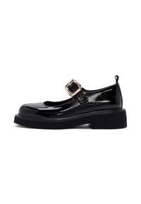 Zapato Mary Jane de charol negro con punta redonda, suela negra gruesa, detalle de hebilla lateral y un tacón pequeño. Acabado liso y brillante.