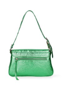 Borsa a mano verde metallico con una superficie liscia, tasca frontale con zip e tracolla regolabile con accenti in metallo circolari.